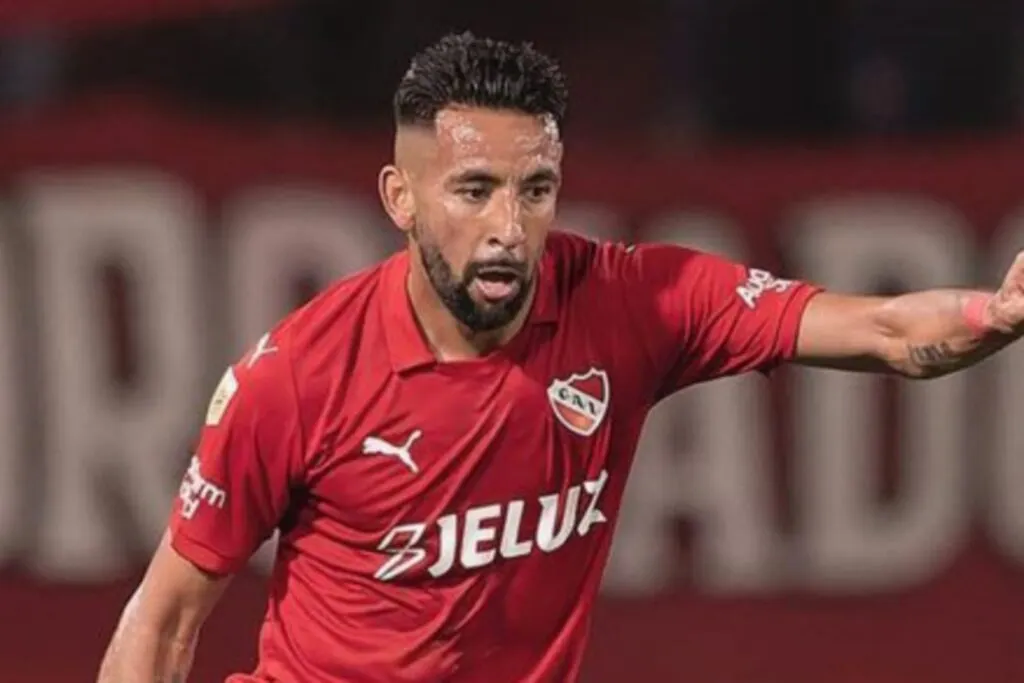 Mauricio Isla con la camiseta de Independiente de Avellaneda.