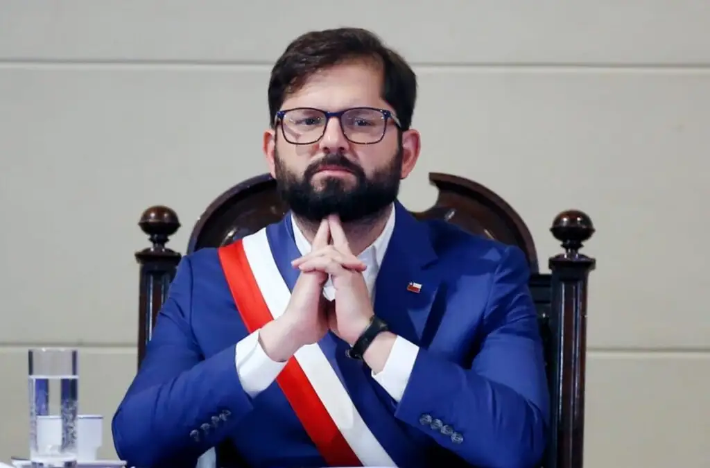 Gabriel Boric expresó su molestia por la suspensión de partidos en el fútbol chileno.