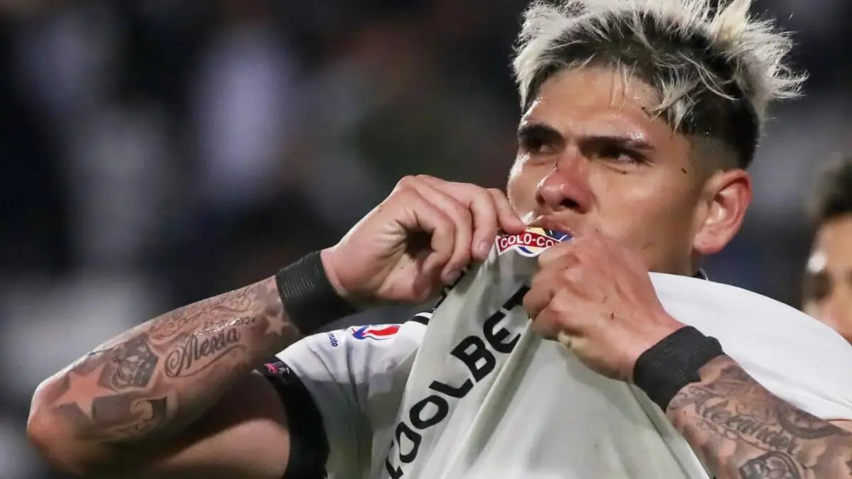Carlos Palacios besando el escudo de Colo-Colo.