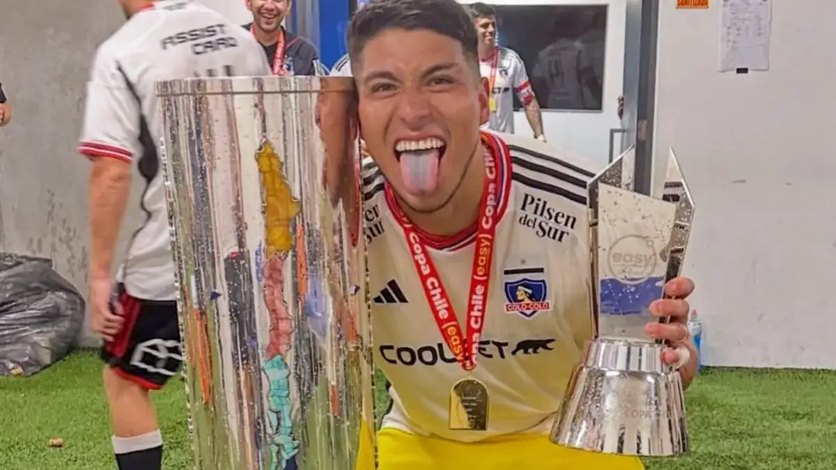 Brayan Cortés con camiseta de Colo-Colo y la Copa Chile.