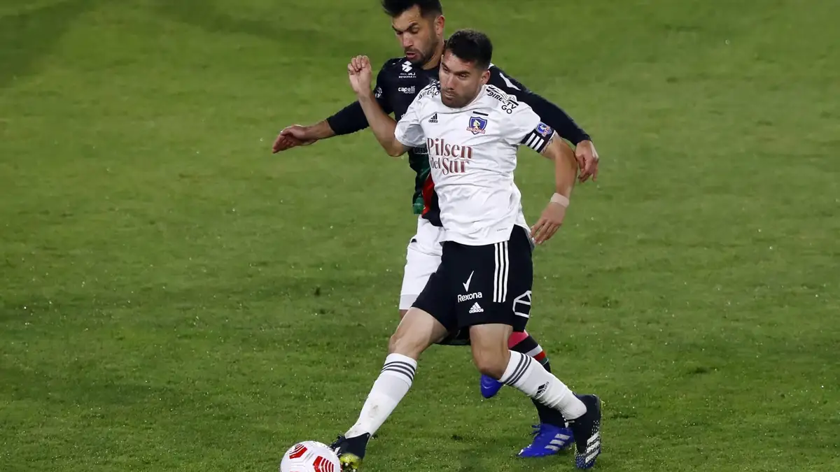 Futbol, Colo Colo vs Palestino Fecha 7, campeonato Nacional 2021. El jugador de Colo Colo Cesar Fuentes, left, disputa el balon con Carlos Villanueva de Palestino durante el partido de primera division disputado en el estadio Monumental de Santiago, Chile. 08/05/2021 Felipe Zanca/Photosport Football, Colo Colo vs Palestino Seventh date, 2021 National Championship. Colo Colo’s player Cesar Fuentes, right, battles for the ball against Carlos Villanueva of Palestino during the first division match held at the Monumental stadium in Santiago, Chile. 08/05/2021 Felipe Zanca/Photosport