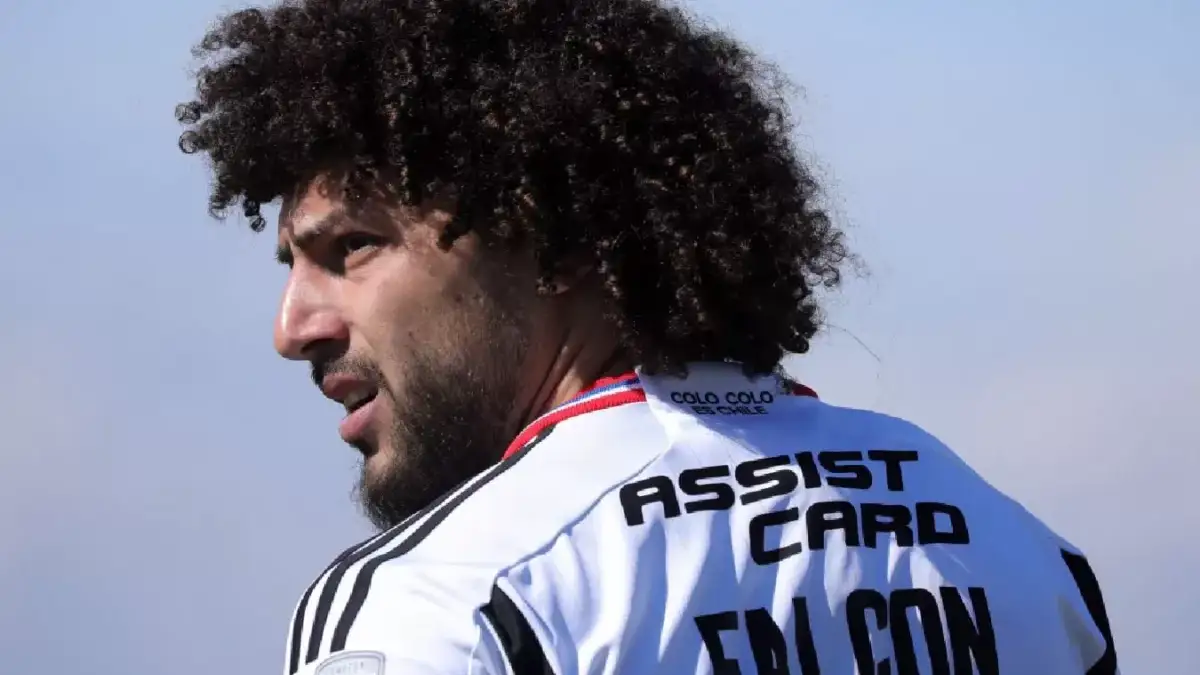 Maximiliano Falcón posando de perfil con camiseta de Colo-Colo.
