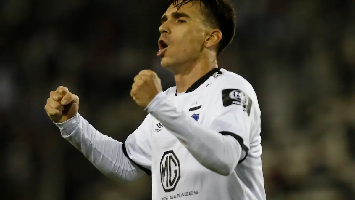 Pablo Mouche con la camiseta de Colo-Colo.