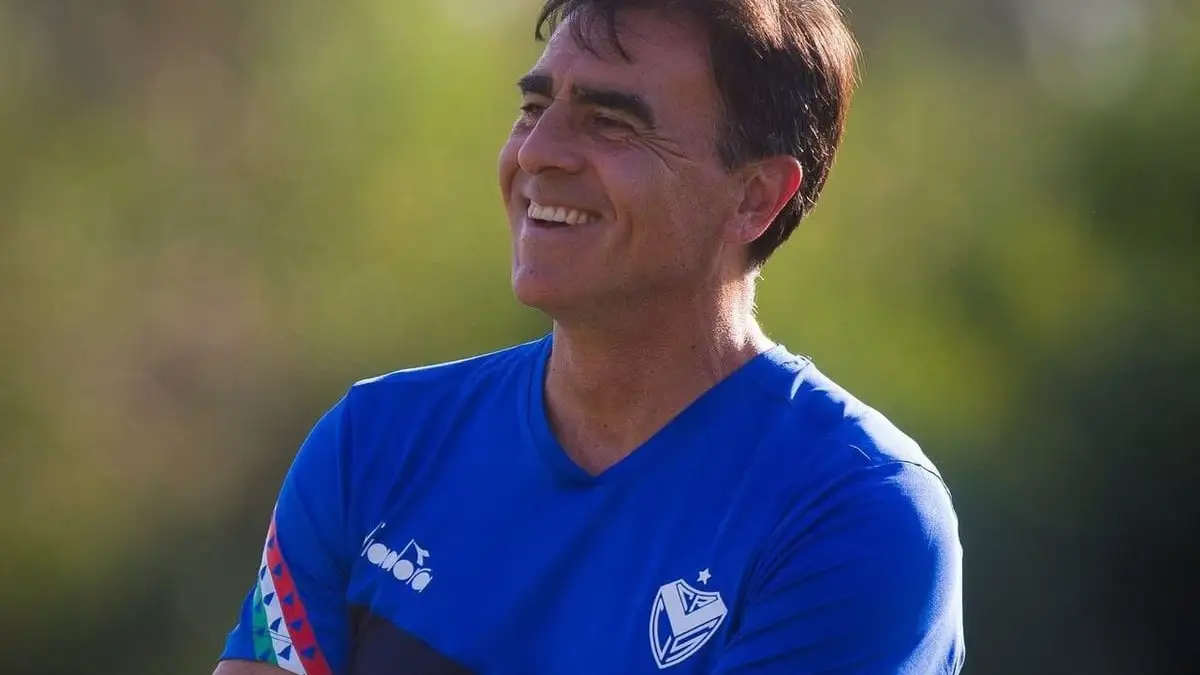 Gustavo Quinteros con indumentaria de Vélez Sarsfield.