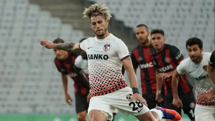 Ángelo Araos es una de las opciones que manejan en Colo-Colo.