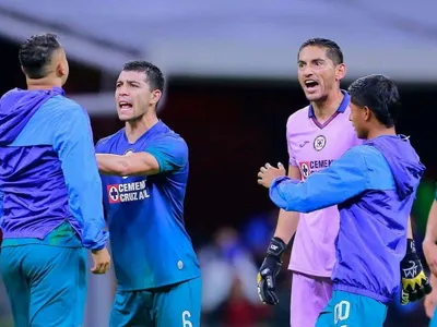 [VIDEO] Casi se van a los golpes: La tensa discusión entre Iván Morales y el capitán de Cruz Azul