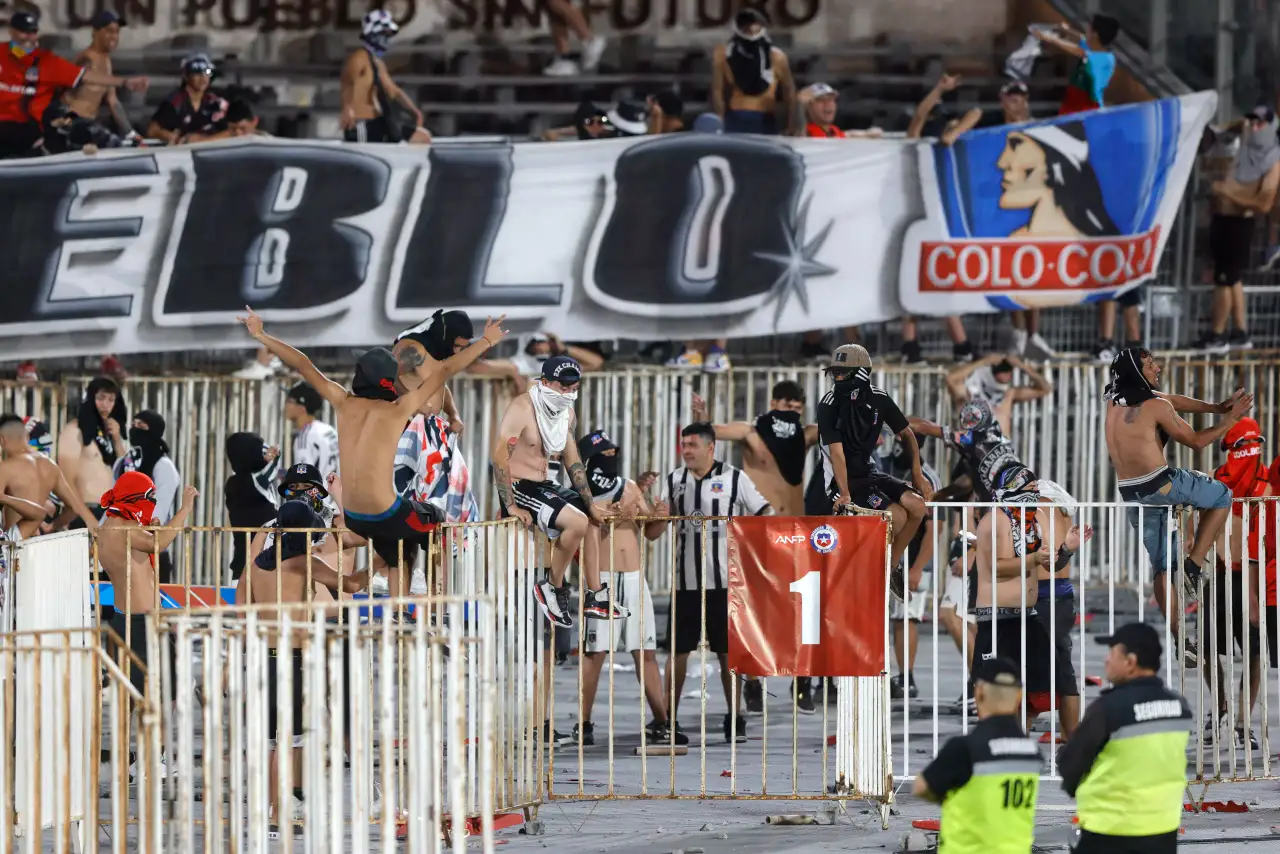 Hinchas de Colo-Colo en las tribunas en duelo contra Huachipato