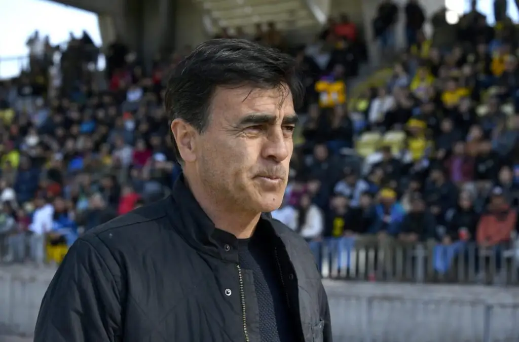 Gustavo Quinteros dejó de ser el entrenador de Colo-Colo.