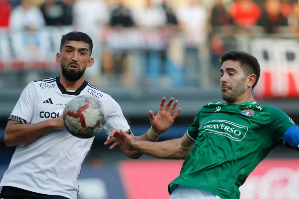 Futbol, Audax Italiano vs Colo Colo.
Fecha 12, campeonato Nacional 2024.
El jugador de Colo Colo Emiliano Amor, izquierda, disputa el balon con el defensa de Audax Italiano durante el partido de primera division realizado en el estadio  Bicentenario La Florida, en Santiago, Chile.
12/05/2024
Dragomir Yankovic/Photosport

Football, Audax Italiano vs Colo Colo.
12th turn, 2024 National Championship.
Colo ColoÕs player Emiliano Amor, left, vies for the ball against defense of Audax Italiano during the first division match held at the Bicentenario La Florida stadium in Santiago, Chile.
12/05/2024
Dragomir Yankovic/Photosport