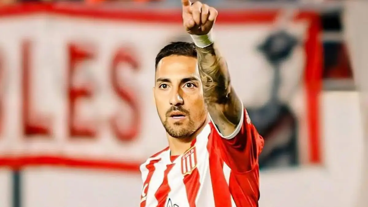 Javier Correa celebrando un gol con la camiseta de Estudiantes de La Plata.