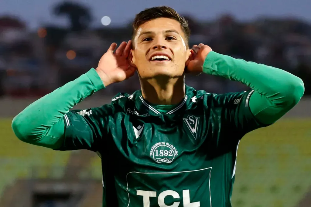 Lucas Cepeda celebrando un gol por Santiago Wanderers.