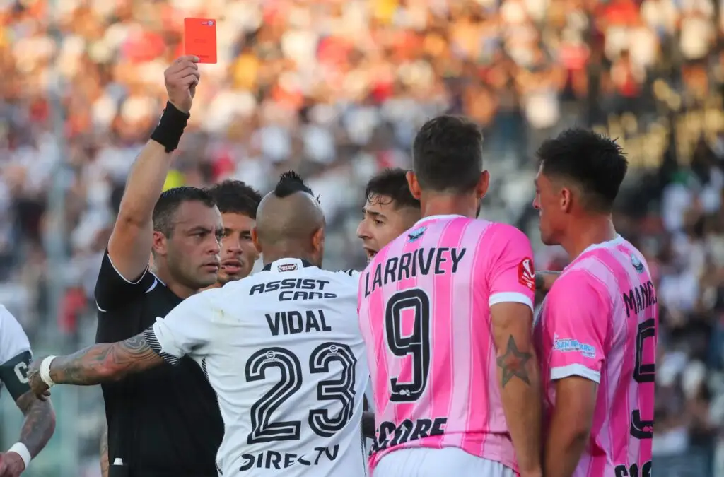 Arturo Vidal debe cumplir una fecha de suspensión por su expulsión frente a Magallanes.