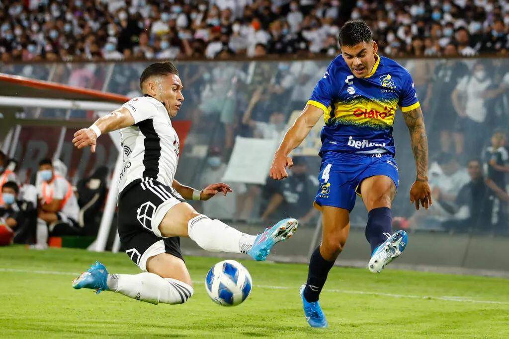 Óscar Opazo barriéndose frente a Álex Ibacache en un partido de Colo-Colo vs Everton.