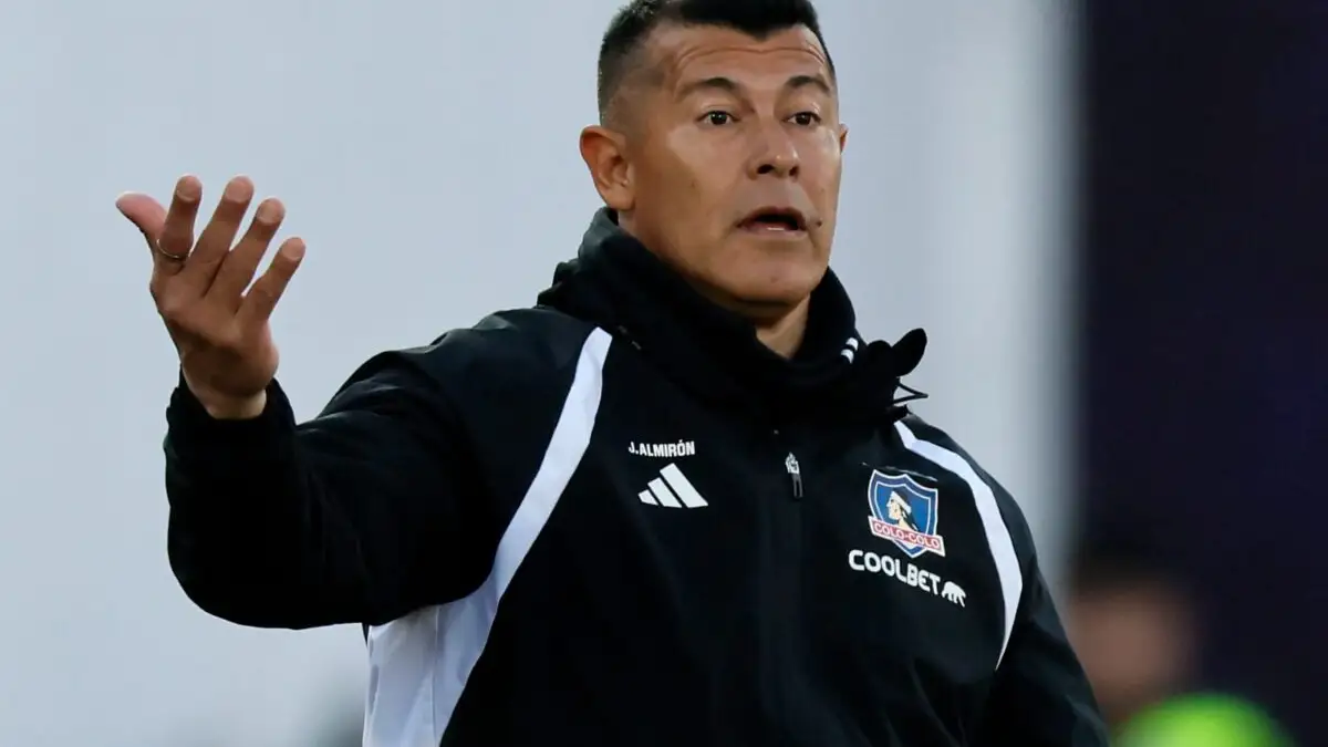Jorge Almirón repartiendo instrucciones en el Superclásico frente a Universidad de Chile.