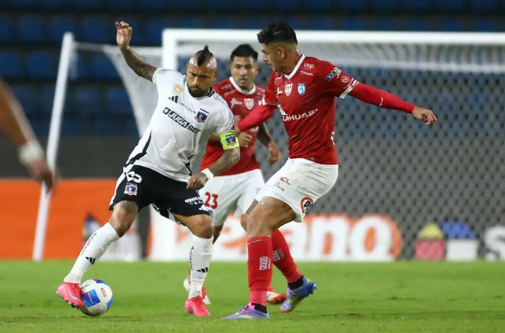 Arturo Vidal tuvo una movida noche durante el duelo de Colo-Colo ante Deportes Iquique.