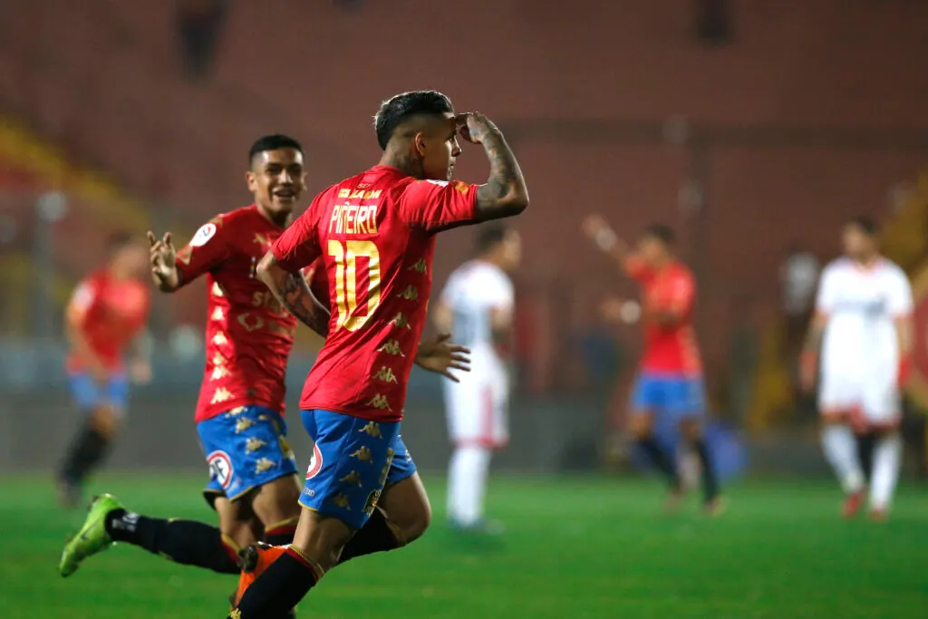 Rodrigo Piñeiro celebrando un gol frente a Unión Española.