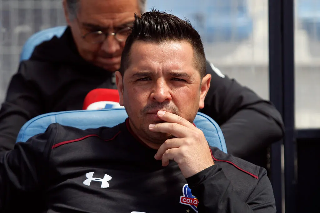 Primer plano a Héctor Tapia dirigiendo a Colo-Colo durante el Campeonato 2018.