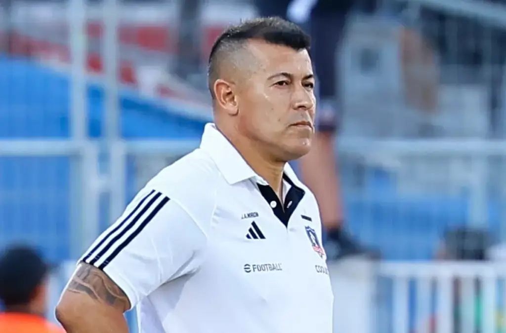 Jorge Almirón de costado durante partido de Colo-Colo