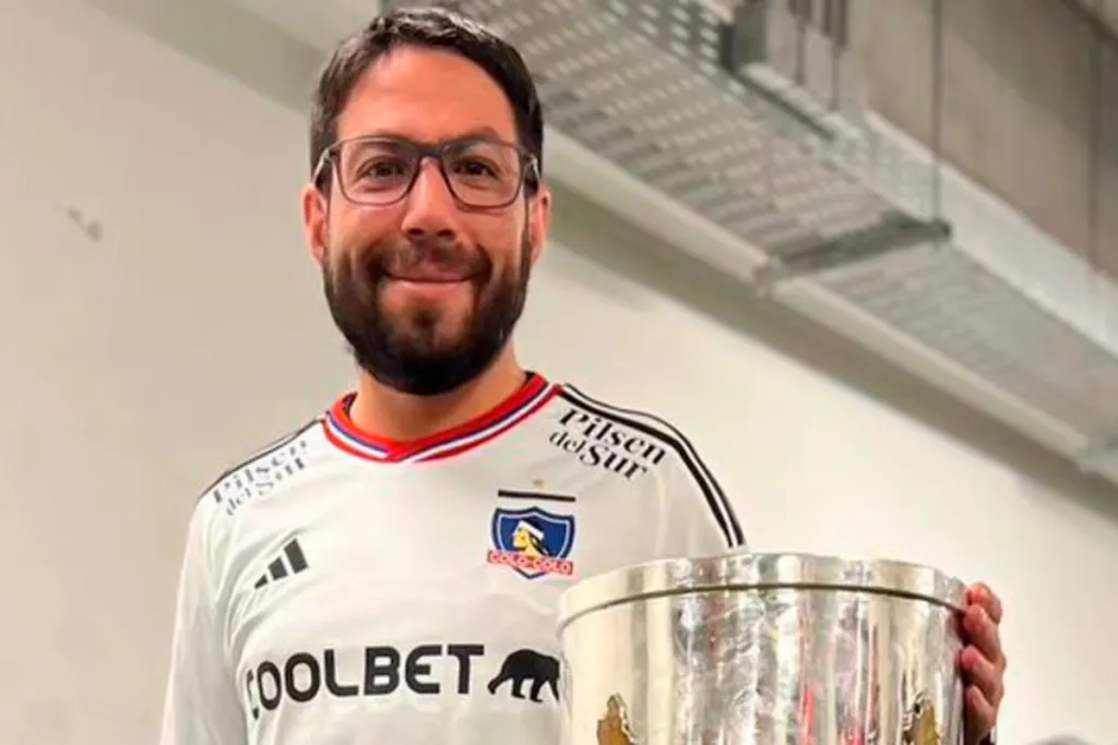 Matías Camacho sonríe con la camiseta de Colo-Colo y toma la punta del trofeo de la Copa Chile tras la obtener la versión del año 2023.