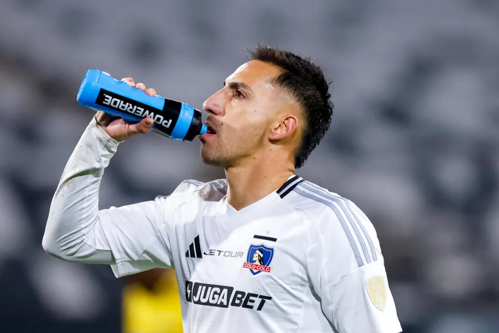 Javier Correa refrescándose durante un partido de Colo-Colo.