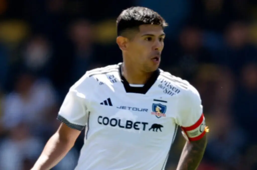 Esteban Pavez jugó como defensor central en el duelo entre Colo-Colo y Deportes Santa Cruz.