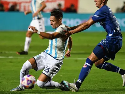 «No puede dar un pase»: Hinchas de Racing revientan a Óscar Opazo con potentes críticas en redes sociales
