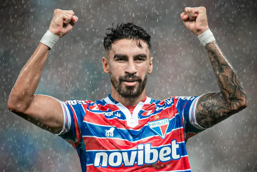 Juan Martín Lucero celebra en medio de la lluvia un gol con la camiseta de Fortaleza.