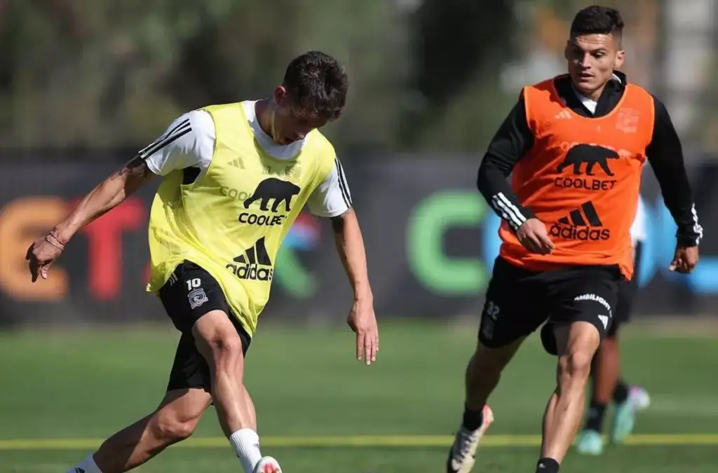 Pablo Parra (a la izquierda) volvió a los entrenamientos en Colo-Colo.