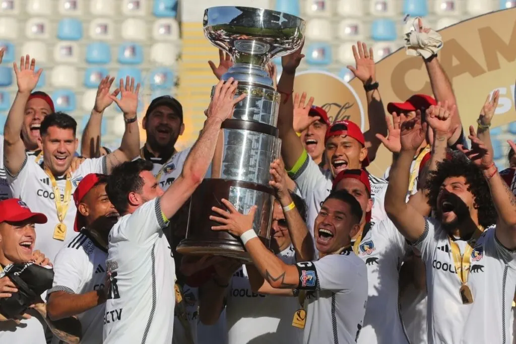 Jugadores de Colo-Colo levantando la Supercopa.