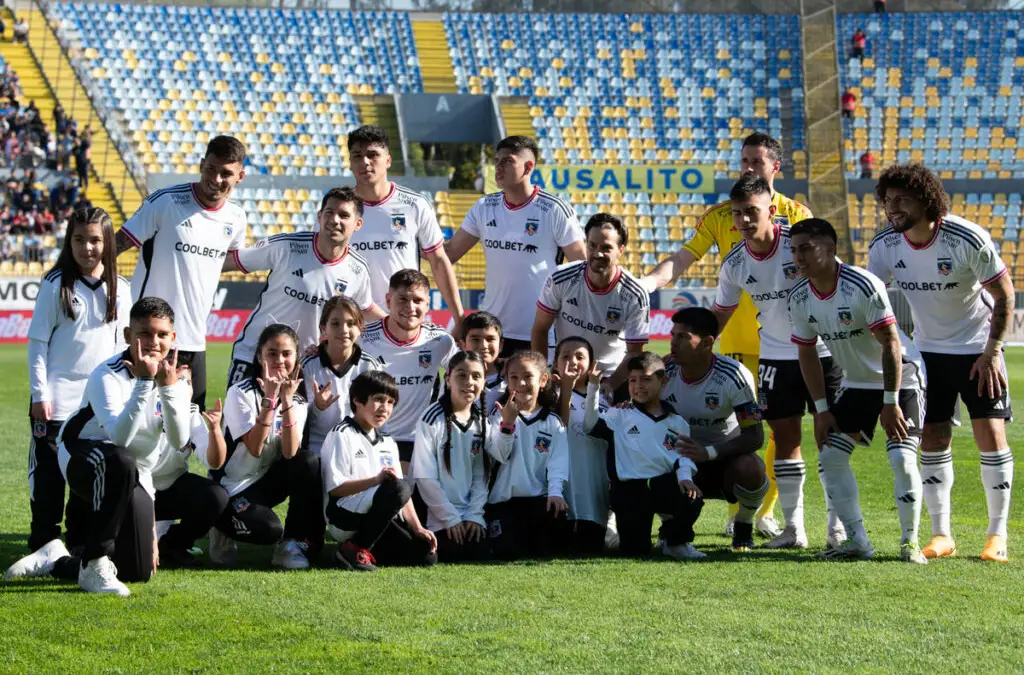 Foto: Octavio Córdova / Sentimiento Popular. Jugadores de Colo-Colo junto a pequeños hinchas .