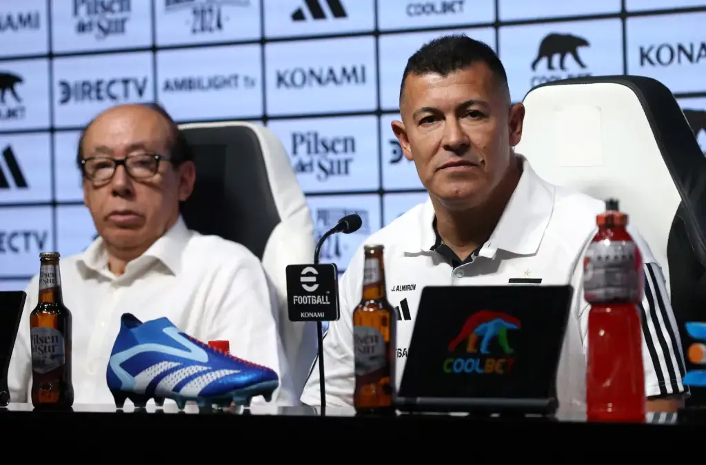 Alfredo Stöhwing junto a Jorge Almirón en su presentación por Colo-Colo.