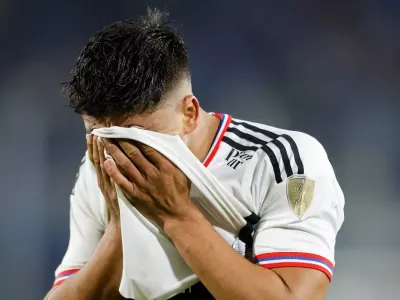 Dura competencia: Delantero seguido por Colo-Colo se acerca a Argentina
