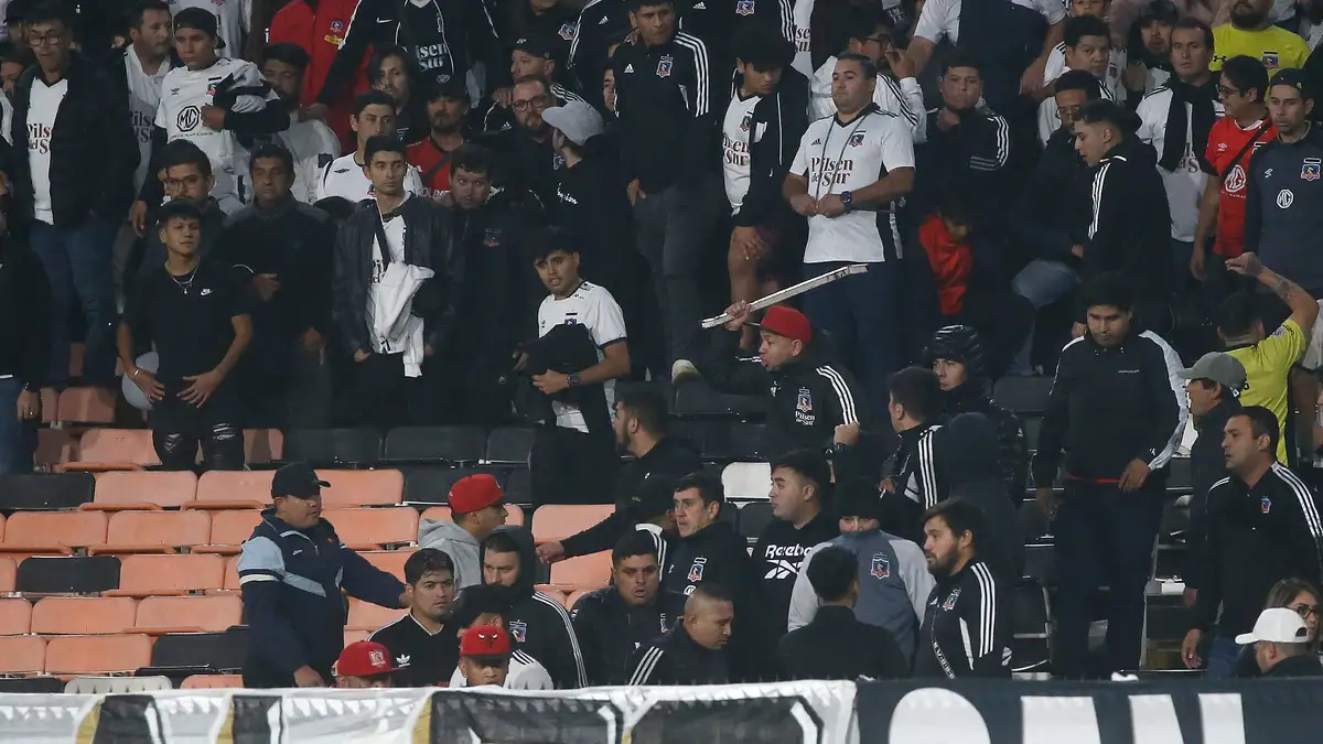 Hinchas se enfrentaron al interior del Estadio Monumental.