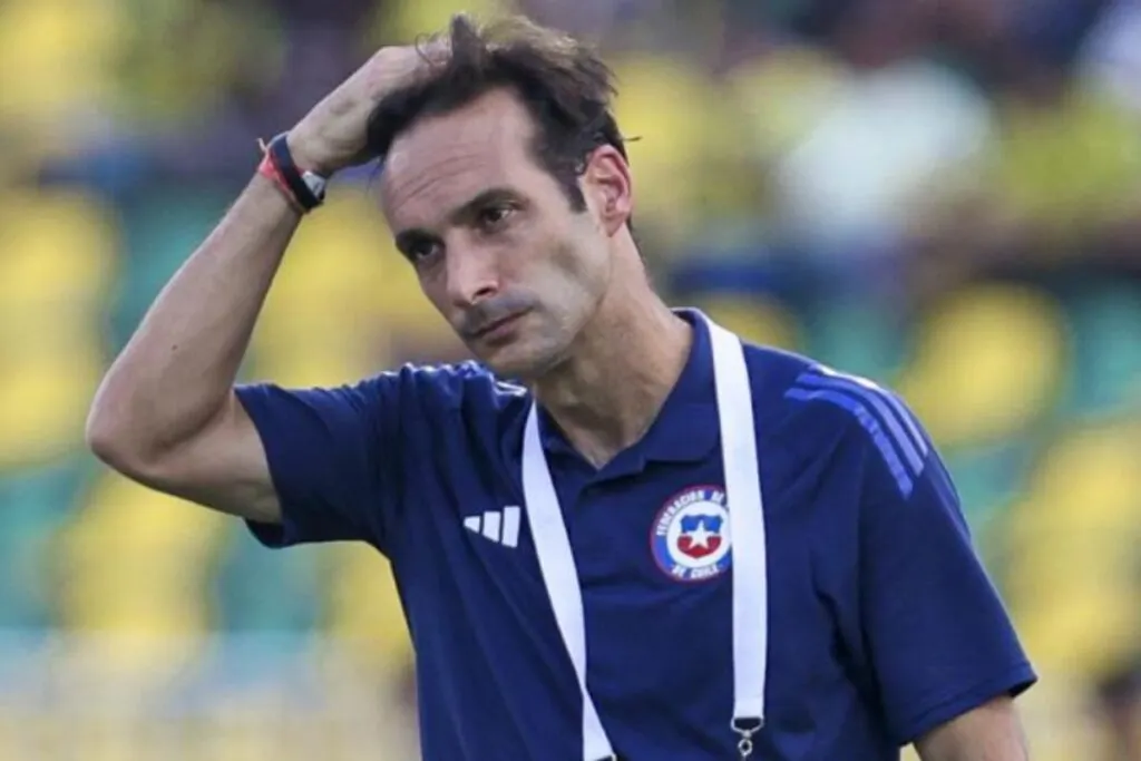 Sebastián Miranda ayuda a Jorge Almirón