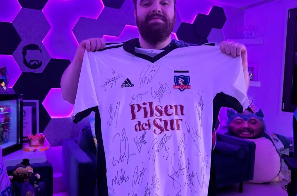 Ibai Llano posando con una camiseta autografiada de Colo-Colo.