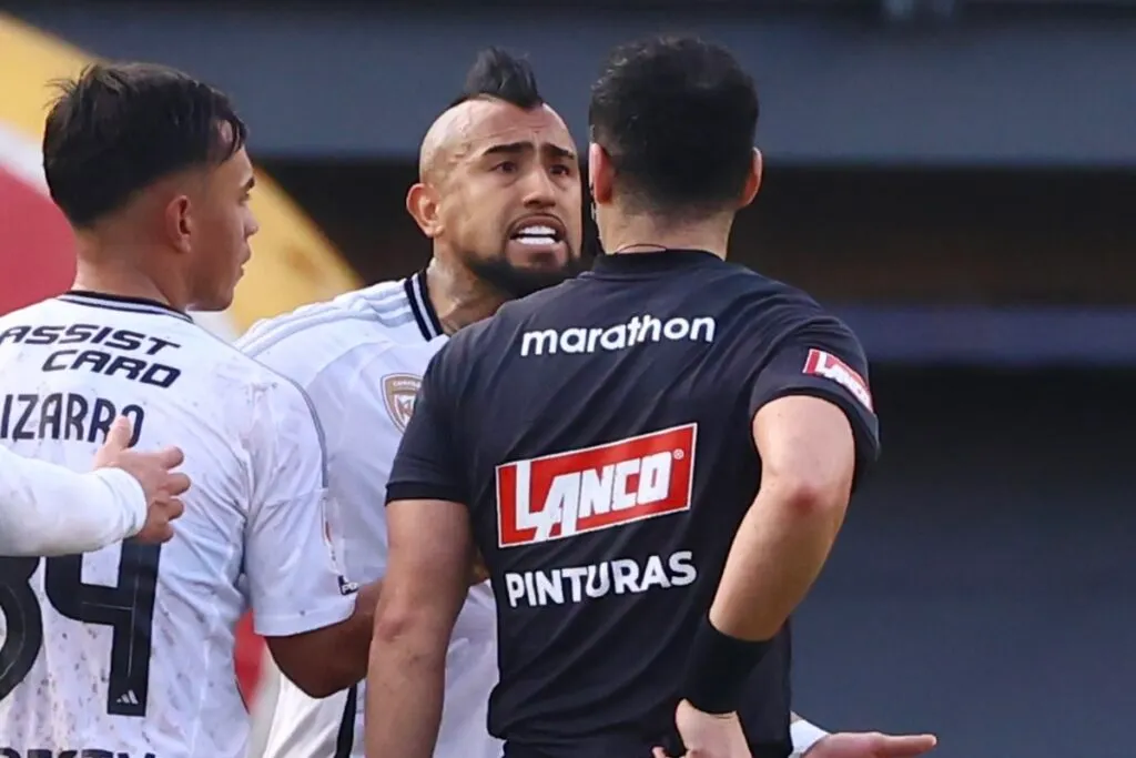 Vidal encarando al árbitro Véjar.