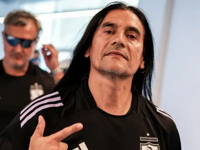 «Está impregnado»: Gabriel Mendoza elogia y aplaude la labor de líder de este jugador de Colo-Colo