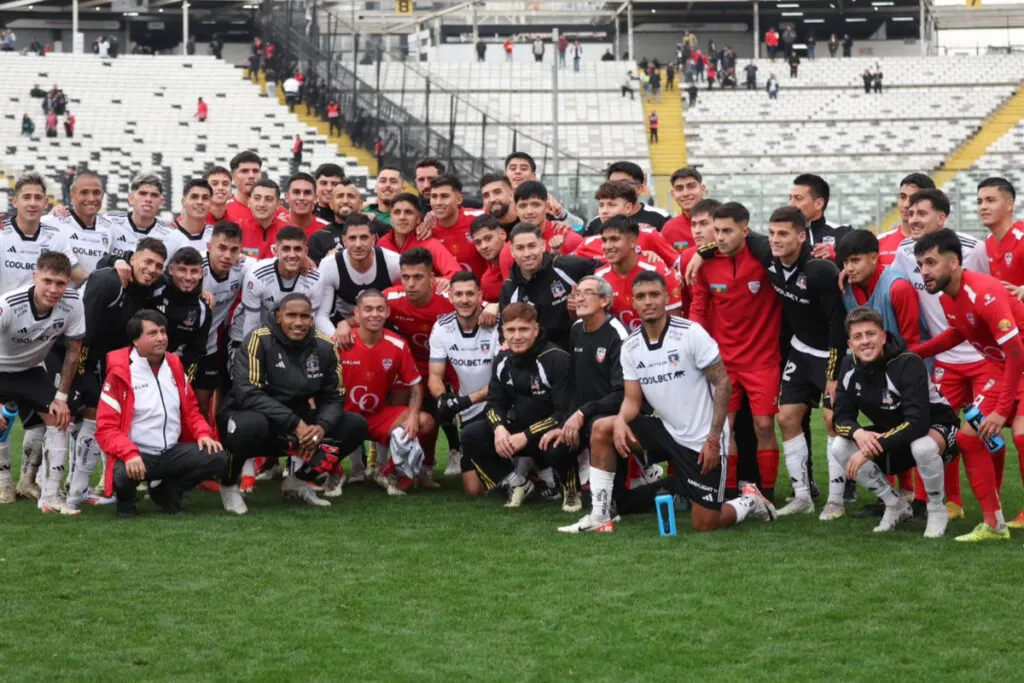 Planteles de Colo-Colo y Deportes Quillón después del duelo por Copa Chile