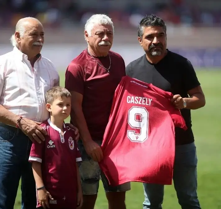 Carlos Caszely fue homenajeado por Deportes La Serena.