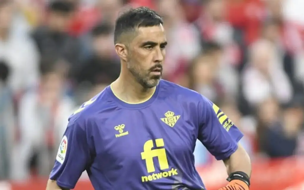 Claudio Bravo con la camiseta del Real Betis.