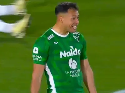 [VIDEO] Primero en Sarmiento: Iván Morales anota un golazo en Argentina y deja atrás su sequía