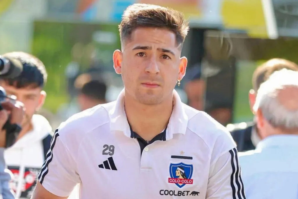 Primer plano a Guillermo Paiva con indumentaria de Colo-Colo.