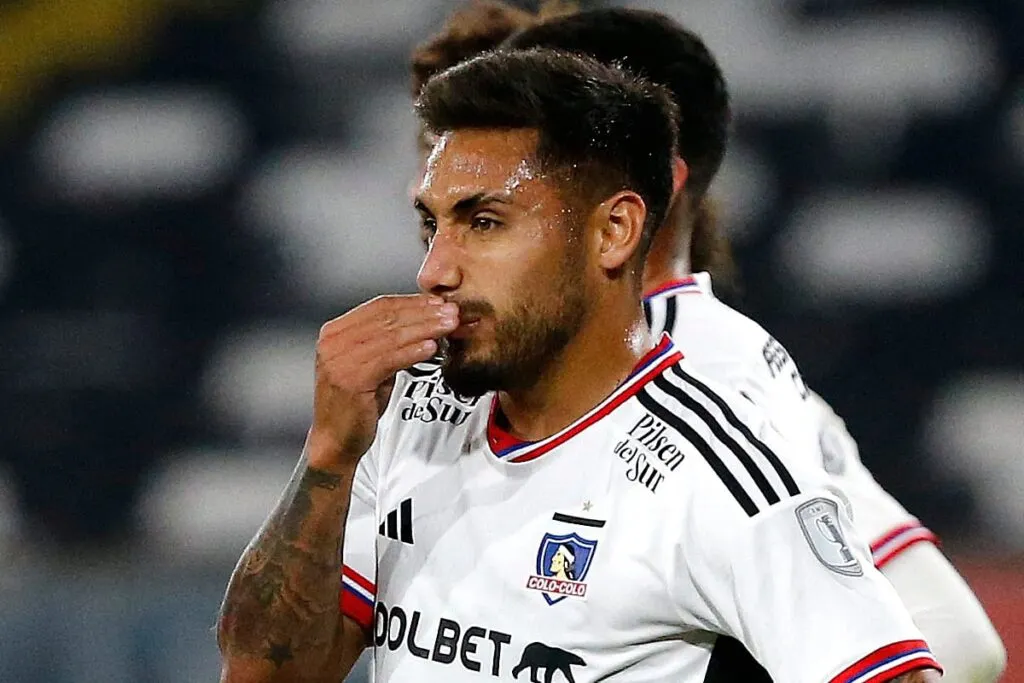 Primer plano al rostro de Marcos Bolados con indumentaria de Colo-Colo