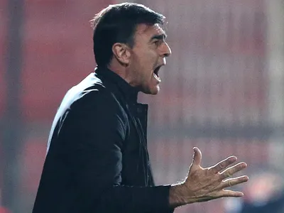 Gustavo Quinteros y su gran queja para la cancha del Estadio Santa Laura en empate de Colo Colo: «No se puede parar la pelota»