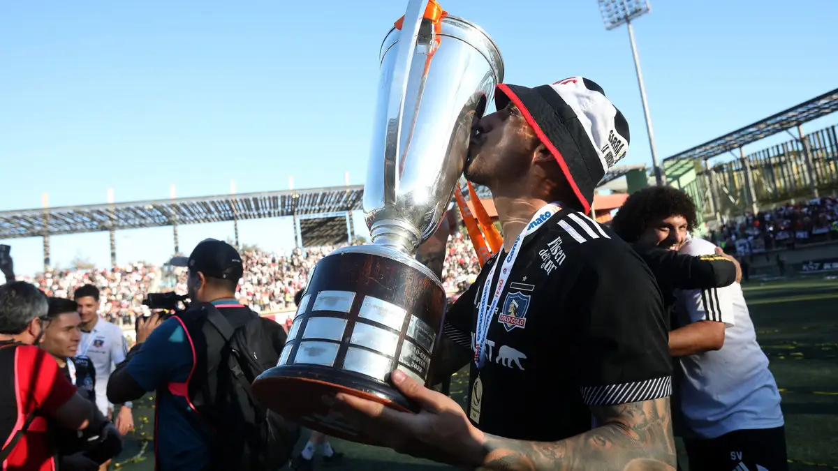 Javier Correa seguirá defendiendo la camiseta de Colo-Colo en 2025.