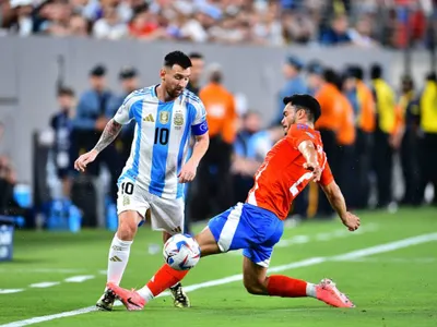 ¿Robo? Así fueron las dos polémicas jugadas que los hinchas de La Roja reclamaron como penal y roja contra Argentina