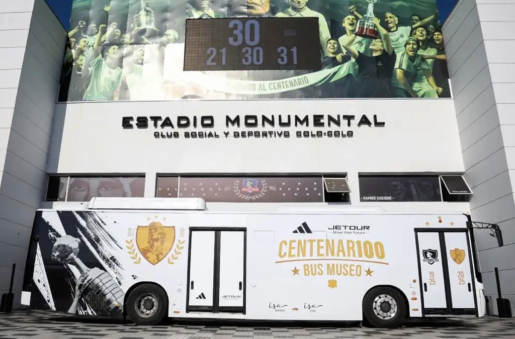 Este es el bus que acercará la historia de Colo-Colo a todos los rincones del país.