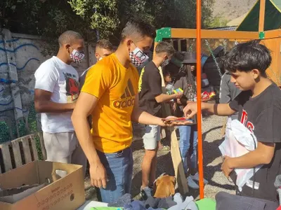 Gigante, muchachos: Jugadores de Colo-Colo visitaron a niños de un campamento de Quilicura