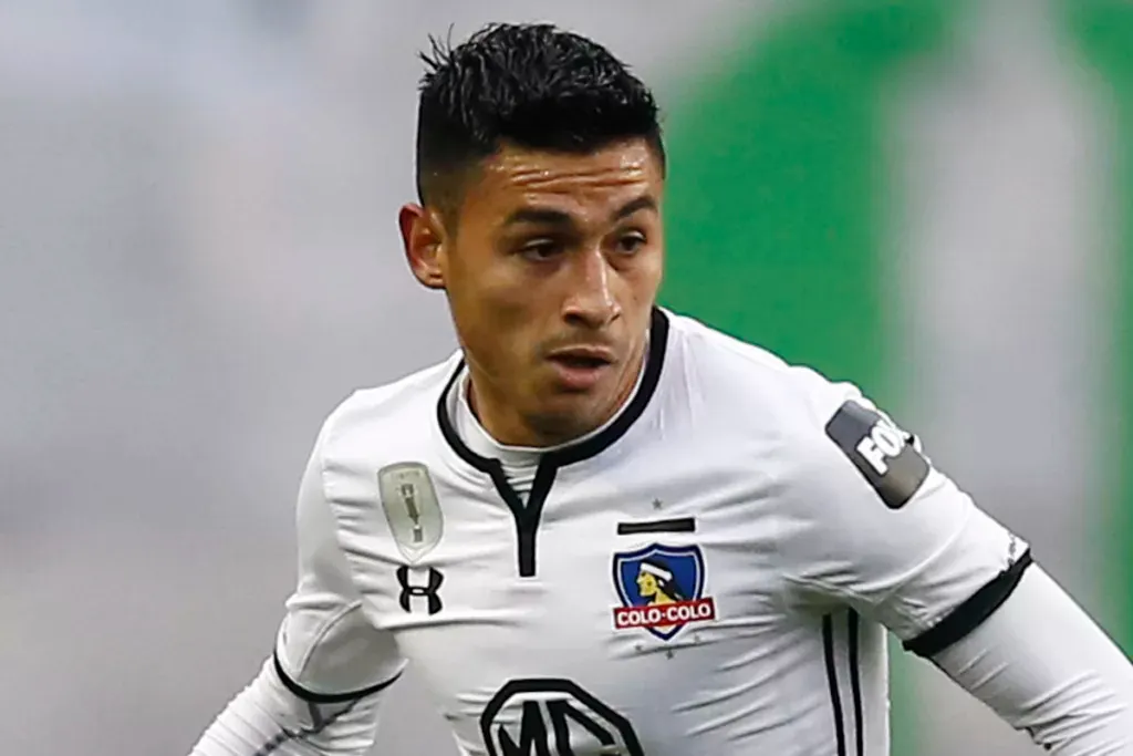 Claudio Baeza jugando un partido oficial por Colo-Colo.