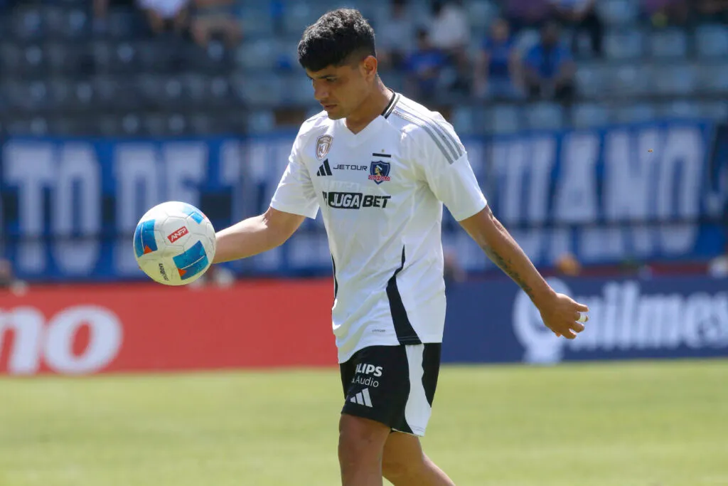 Claudio Aquino marca su primer gol con Colo-Colo por un penal frente a Huachipato.